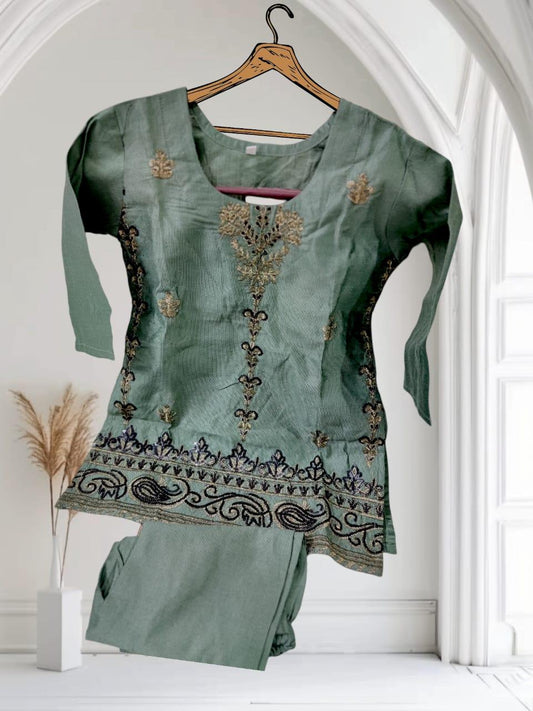 Elegant 2-Piece Embroidered Outfit